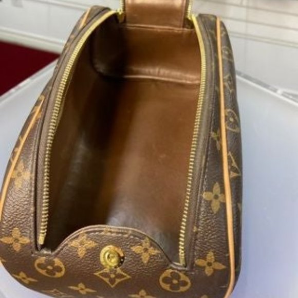 Louis Vuitton Toiletry King - Picture 5 of 8